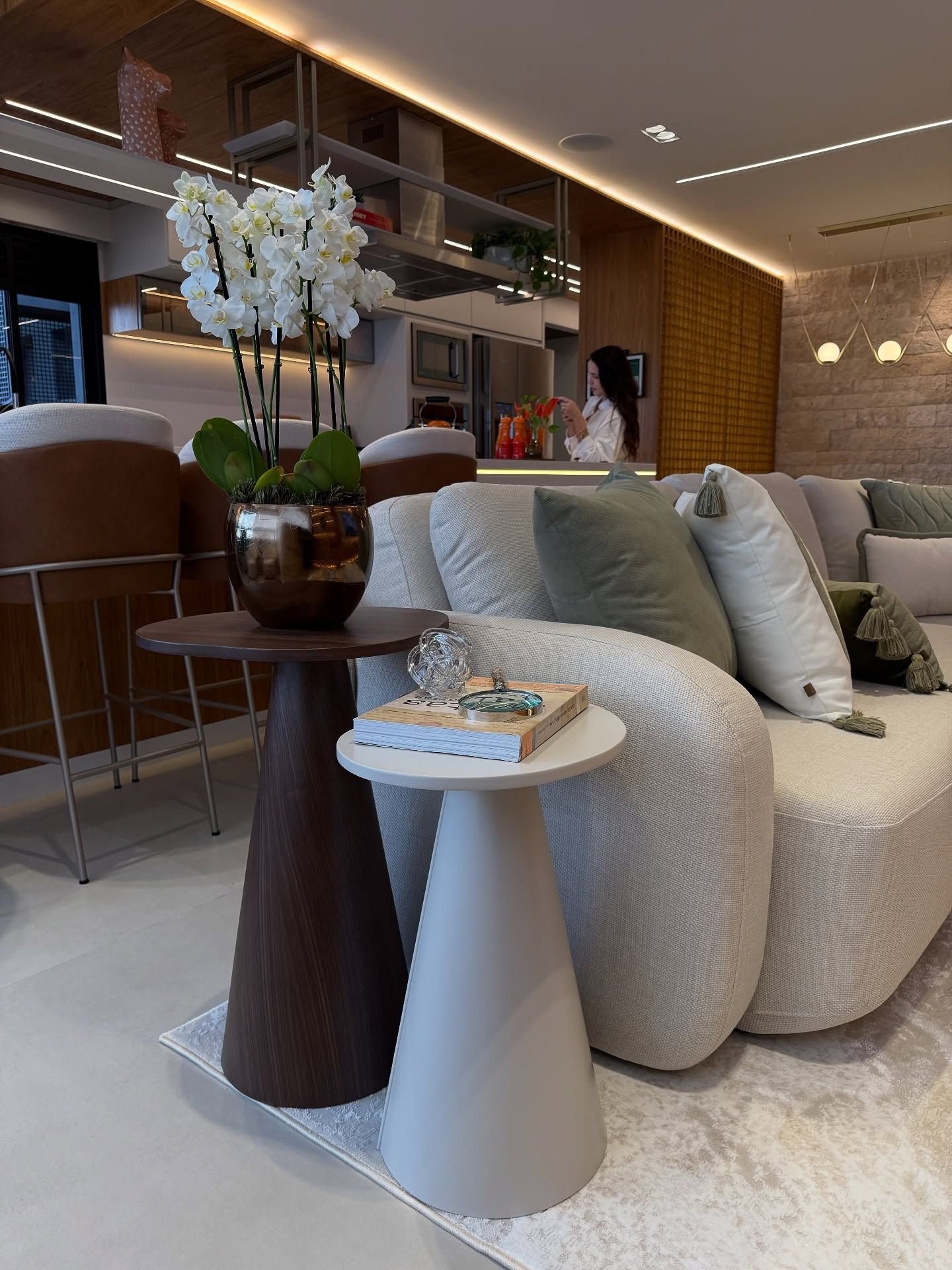 27 Side Table Styling Tips That Will Transform Your Living Room Overnight
